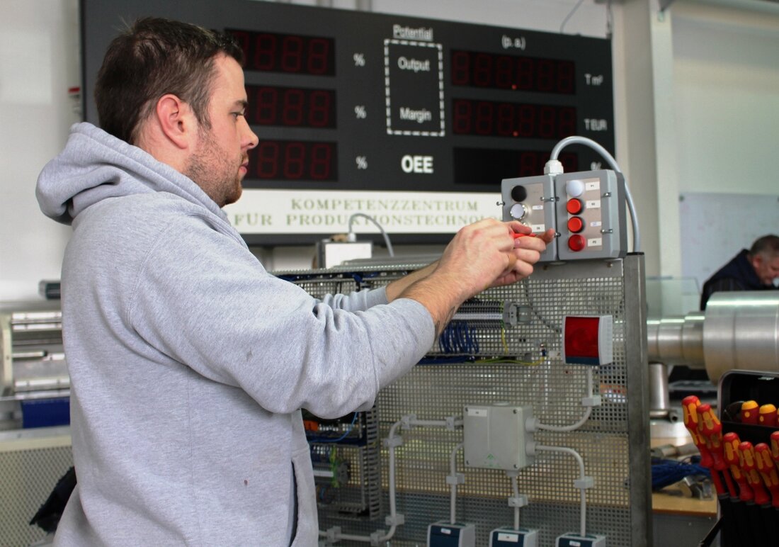 Weiherhammer. Das ist ein “Paukenschlag” für die berufliche Bildung in der Nordoberpfalz: Millionen von Euro Fördergelder sollen in neue Aus und Weiterbildungskonzepte fließen.  Mit dem Innovations-Cluster ABBO – Allianz für [&hellip;]