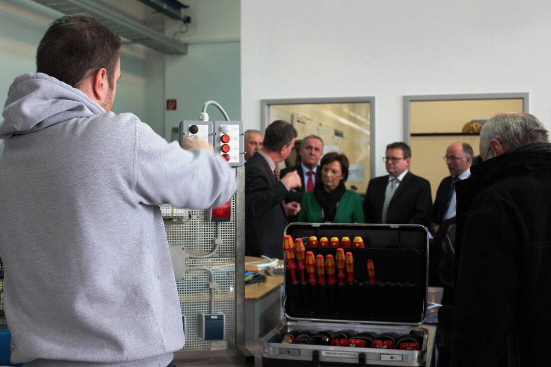 Weiherhammer. Die Staatsministerin Emilia Müller ist bei der BHS Weiherhammer inzwischen ein gern gesehener Stammgast. Beim Besuch des Überbetrieblichen Bildungszentrums in Ostbayern (ÜBZO) überzeugte sie sich selbst von den Fortschritten beim Ausbau zum Kompetenzzentrum [&hellip;]