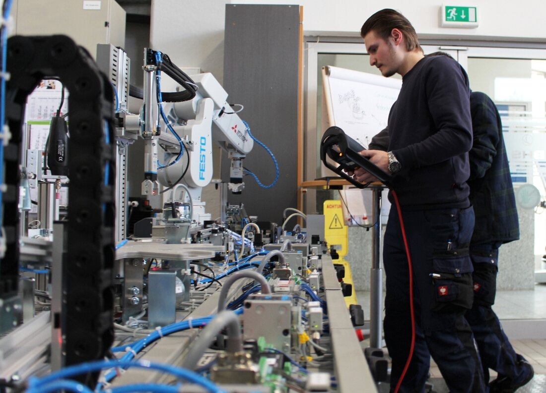 Weiherhammer. Aus dem Sonderprogramm zur Förderung der Digitalisierung in Überbetrieblichen Bildungsstätten (ÜBS) fließen dem Bildungsdienstleister 1,089 Mio Euro zu, die er bis Ende nächsten Jahres einsetzen kann. Damit kann seine Ausstattung [&hellip;]