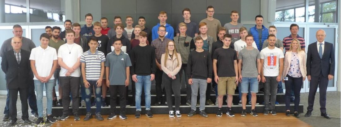 Weiherhammer. Die BHS Corrugated Weiherhammer öffnet 35 neuen Auszubildenden und Dualen Studierenden die Tore.  Prokuristen Gerhard Kranz, Personaleiter Manfred Riedl und Betriebsratsvorsitzender Roland Magerl sowie dessen Vertretung Stefan Roth und [&hellip;]