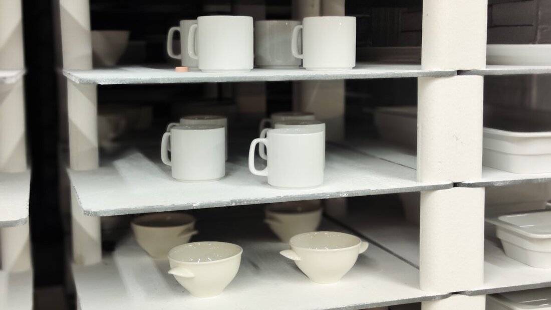 Weiden. Der Porzellanriese BHS tabletop richtet sich neu aus und bündelt die Fertigung in Weiden, die Logistik in Selb. Der Standort Schönwald soll bis Ende 2027 schließen. 