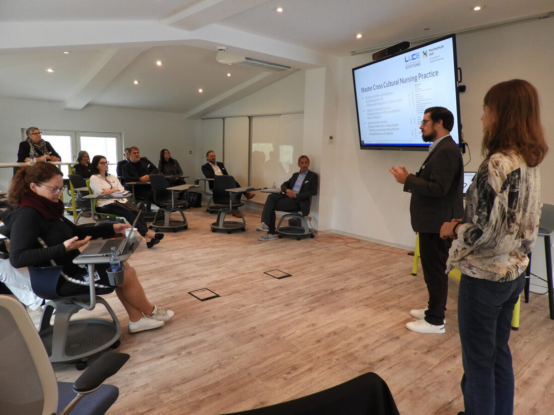 Weiherhammer. Die LUCE Stiftung startet die kostenlose Fortbildungsreihe "BIAP" zur Integration ausländischer Pflegekräfte, inklusive Online-Theorie und Praxis in "Skills Labs". Kurse für das Stammpersonal und ausländische Pflegekräfte beginnen im Dezember und Januar, mit weiteren Terminen geplant.