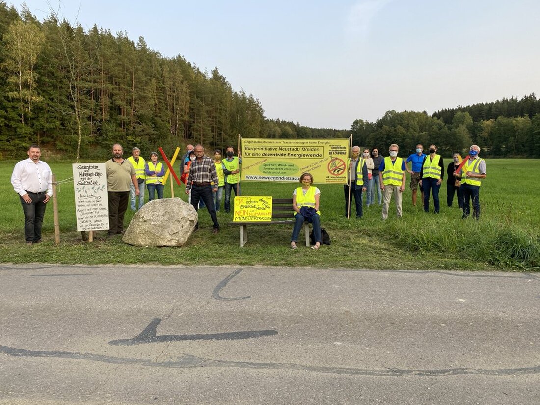 Störnstein. Der Widerstand gegen den Südostlink ist jetzt in Stein gemeißelt. Die Bürgerinitiative (BI) für eine dezentrale Energiewende setzt mit einem Findling und einer neu gepflanzten Eiche ein Mahnmal für [&hellip;]
