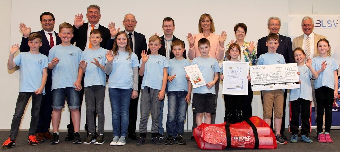 Waldsassen/Kemnath. Eine besondere Auszeichnung haben jetzt drei Nordoberpfälzer Schulen erhalten, die Landessieger des Sportabzeichen-Schulwettbewerbs 2016/2017 geworden sind. Dazu nahmen sie sogar den weiten Weg bis nach Augsburg auf sich. Der Bayerische Landes-Sportverband [&hellip;]