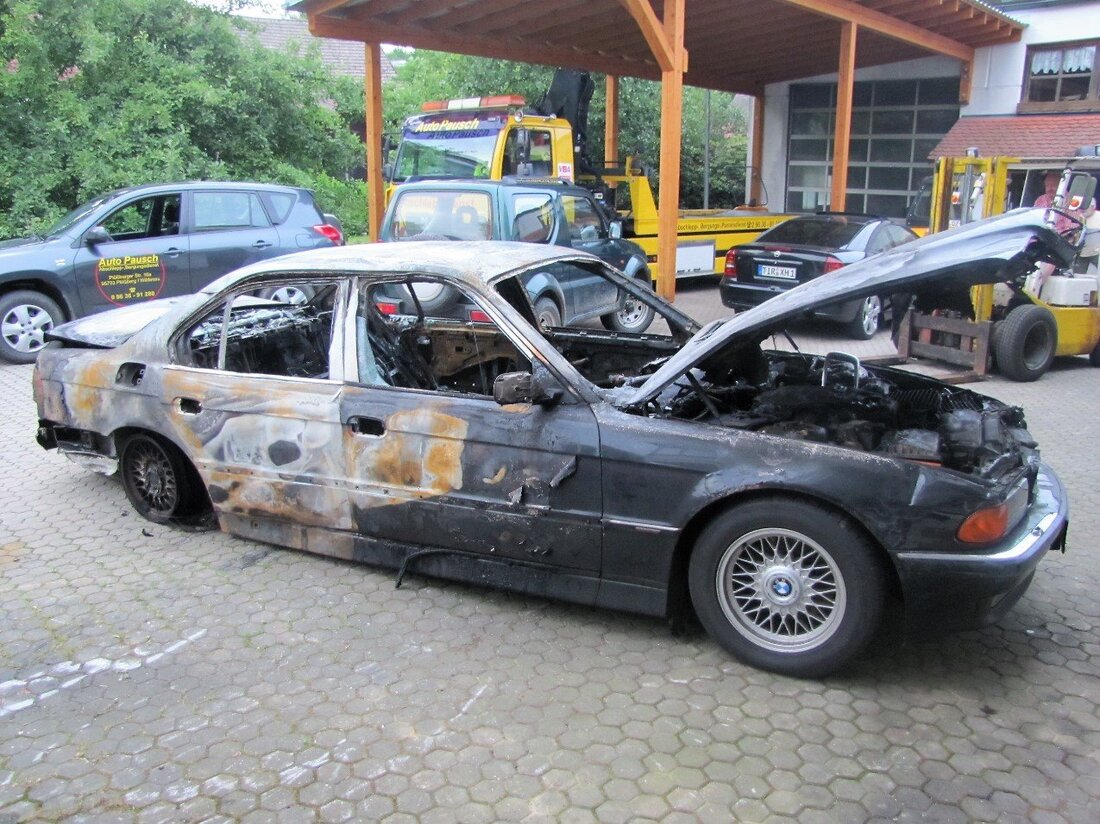 Tirschenreuth. Bereits lichterloh hat ein BMW 740 mit Regensburger Zulassung gebrannt, als am Donnerstag die Streife der Polizei Tirschenreuth am Brandort eintraf. Der Wagen stand in einer Feldzufahrt auf der [&hellip;]
