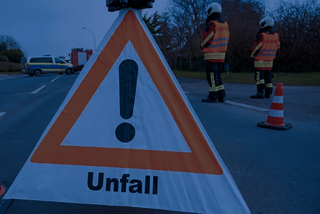 Schwandorf/Schwarzenfeld. Bei einem Verkehrsunfall auf der Staatsstraße 2159 erlitten fünf Personen schwere Verletzungen und es entstand ein Totalschaden an beiden Fahrzeugen von ca. 25.000 €. In Schwandorf kam es zu einer Unfallflucht nach Frontalzusammenstoß zweier Autos mit einem Sachschaden von rund 20.000 €, der Verursacher stellte sich später mit 0,6 Promille.