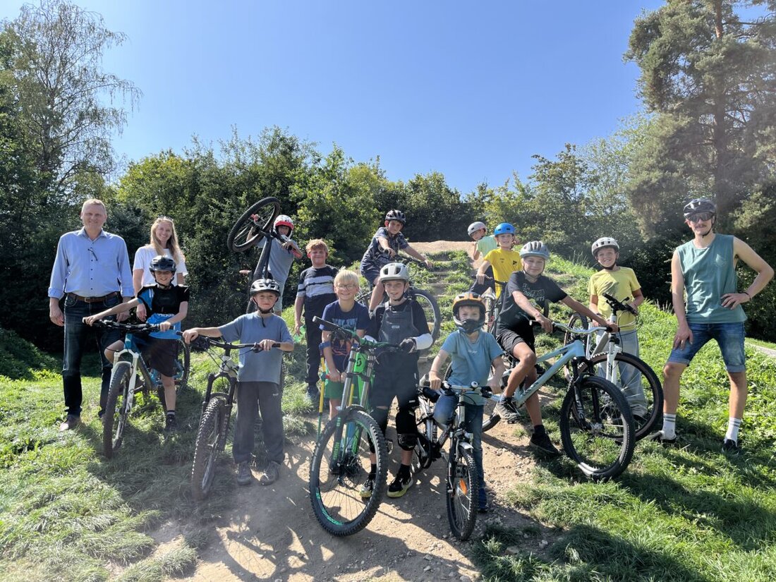 Maxhütte-Haidhof. Kinder und Jugendliche feilen beim eintägigen BMX-Workshop im Ferienprogramm an Technik und Tricks, lernen von Profi Nicolas Thiem und bringen den Dirtpark an der Regensburger Straße 101 auf Vordermann.