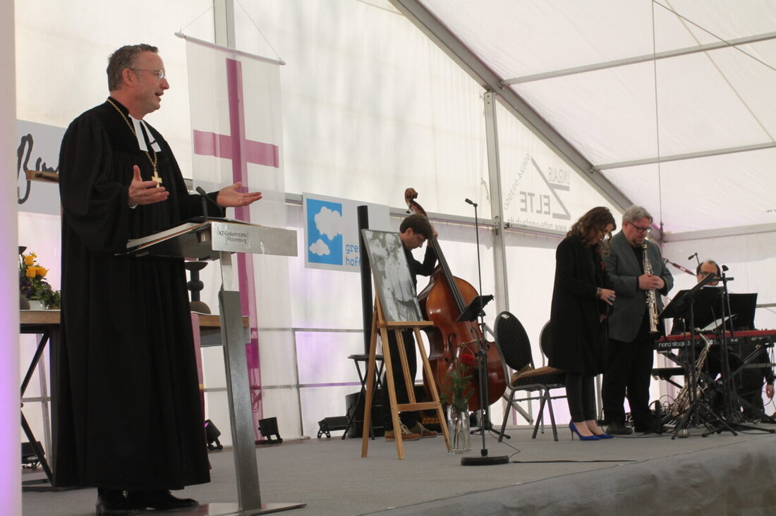 Flossenbürg. „Grenzenlos hoffen – das haben wir so nötig in unserer Zeit.“ Die Vohenstraußer Pfarrerin Carmen Riebl brachte es zu Beginn des BR-Fernsehgottesdienstes in der KZ-Gedenkstätte Flossenbürg auf den Punkt. Zum Gedenken an den 80. Jahrestag der Ermordung von Dietrich Bonhoeffer war sie überzeugt: „Er hat uns das vorgelebt.“ 