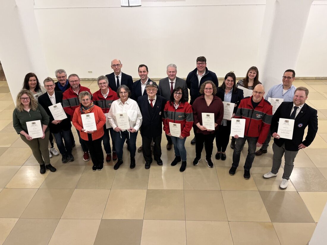 Amberg-Sulzbach. Ehrenamtliche des Bayerischen Roten Kreuzes wurden für bis zu 50 Jahre Engagement geehrt, Lob und Dank von Landrat und BRK-Verantwortlichen.