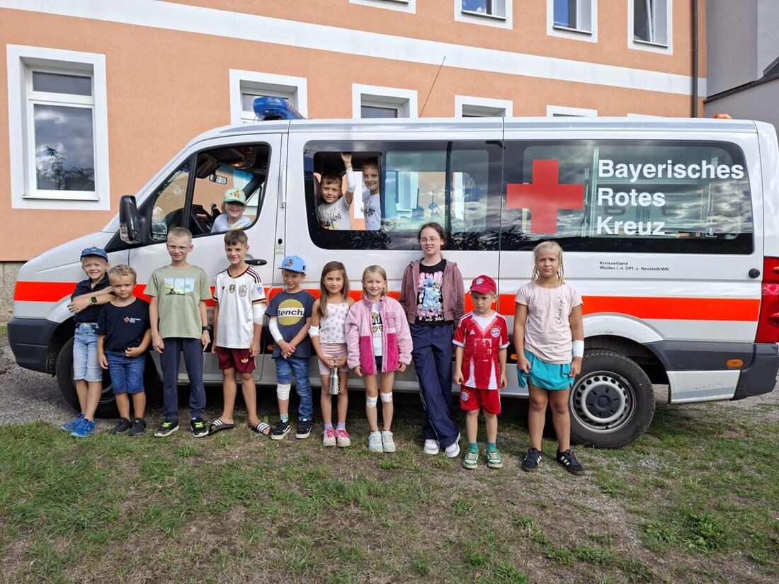 Windischeschenbach. Beim Ferienprogramm der BRK-Bereitschaft Helfer vor Ort übten Kinder Verbände, stabile Seitenlage, Reanimation und den Notruf 112. Zudem erkundeten sie Einsatzfahrzeuge und bekamen Lust aufs Mitmachen.