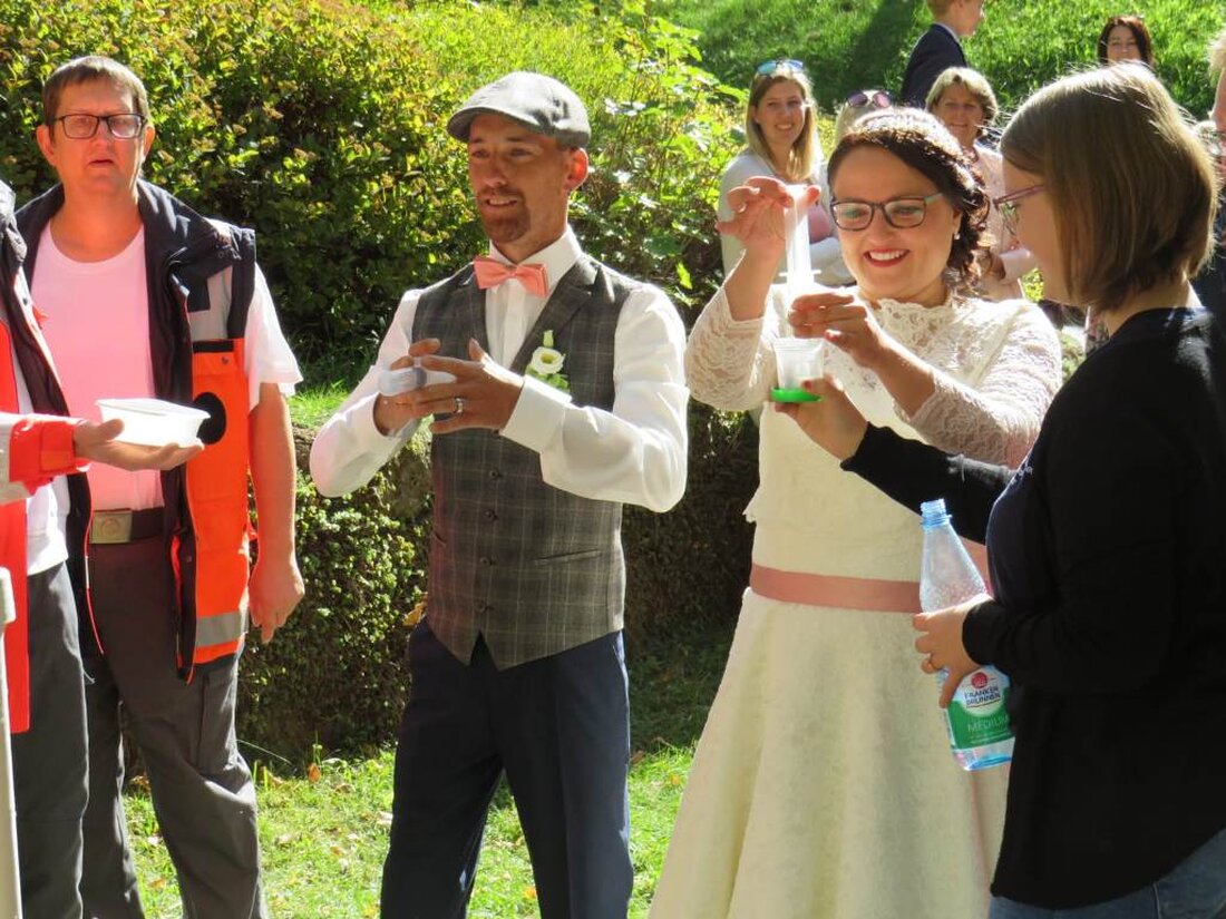 Windischeschenbach/Neuhaus. Ihre Herzen schlagen für’s Bayerische Rote Kreuz – und füreinander. Jetzt gaben sich Franziska Ascherl und Michael Bablitschky im Trauzimmer der Neuhauser Burg vor der Standesbeamten Petra Käs das Ja-Wort. [&hellip;]