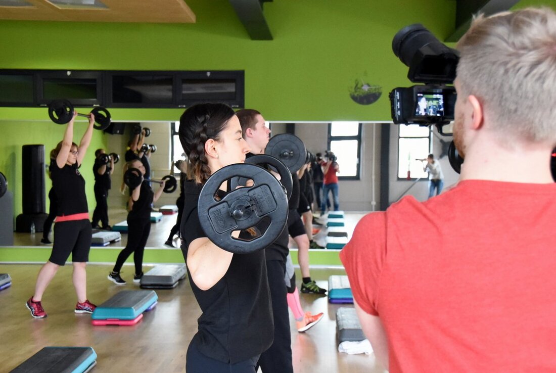 Weiden/Neustadt/WN. „Das hat es noch nicht gegeben“, freut sich Dr. Gudrun Graf während zwölf Mitglieder der BRK Bereitschaft Neustadt zu lauter Musik und den zackigen Kommandos einer Fitnesstrainerin mit Langhanteln [&hellip;]