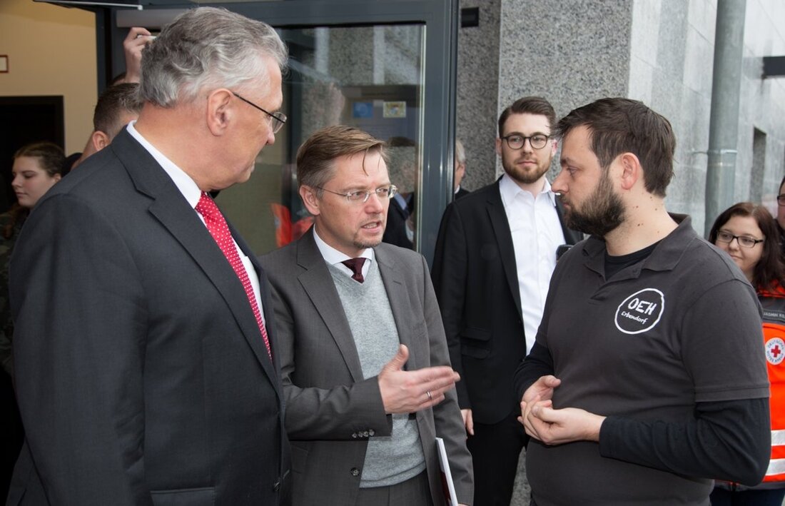 Erbendorf. Der Bayerische Innenminister, Joachim Herrmann (CSU) war Gast der Landesversammlung des Bayerischen Roten Kreuzes (BRK) in Erbendorf. Die Gelegenheit nutzte das Team der Organisierten Ersten Hilfe (OEH), um dem [&hellip;]