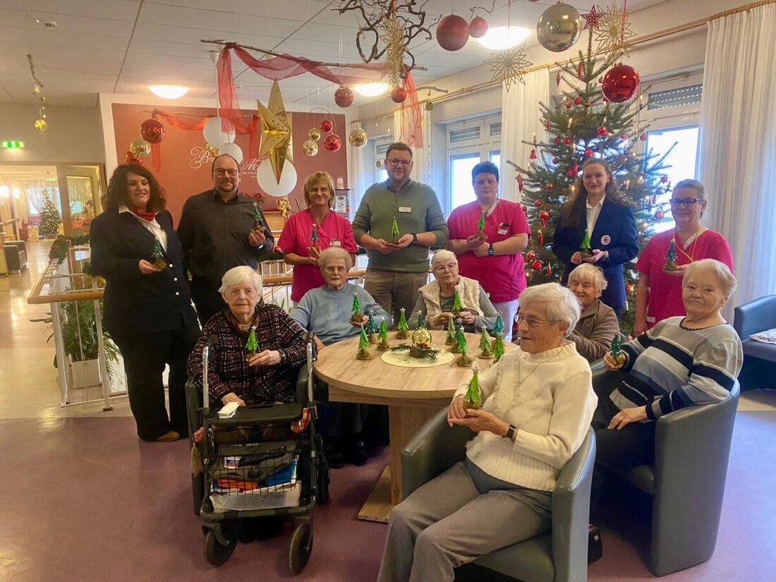 Weiden. Das Jugendrotkreuz des BRK-Kreisverbands Weiden und Neustadt/WN setzt das Projekt „An andere denken – Freude schenken“ fort. Knapp 1.000 Weihnachtsbaum-Kunstwerke gehen an ambulante Pflege, Tagespflege und Heime.