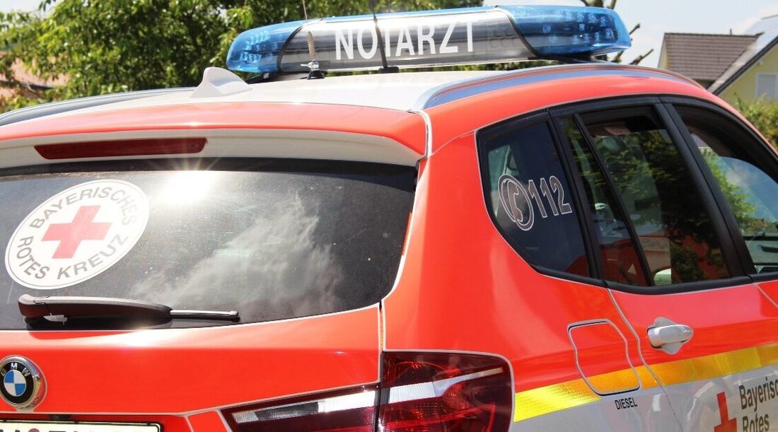 Weiden. Eine Frau lag hilflos auf dem Gehweg neben ihrem Fahrrad. Als jedoch Rettungskräfte zur Unterstützung kamen, ging die Frau auf sie los.