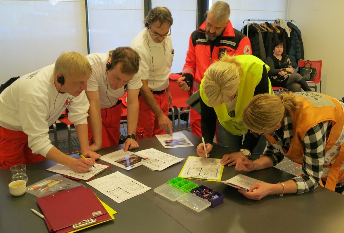 Tirschenreuth/Pilsen. Die erste Planübung im Rahmen des Projekts “Grenzüberschreitender Rettungsdienst” ist vollbracht. Zusammen mit den tschechischen Kollegen übten die bayerischen Teilnehmer der BRK-Kreisverbände die Krisensituation “Busunglück mit 25 Verletzten”. Einige Fragen [&hellip;]