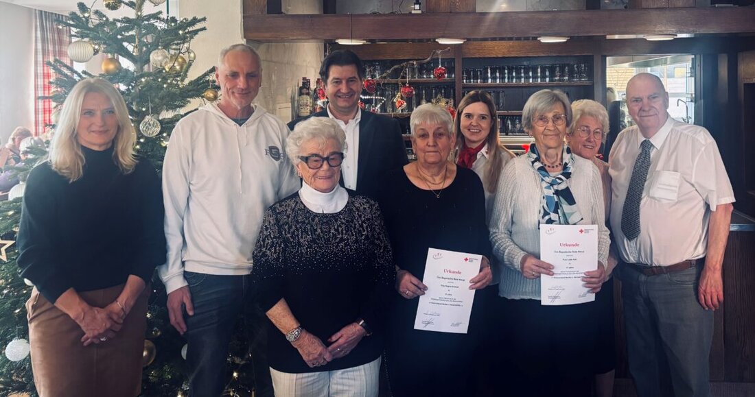 Moosbach. Die BRK-Wassergymnastikgruppe "Seniorenflotte" feierte im "Goldenen Löwen" ihre Weihnachtsfeier, organisiert von Leiterin Lotte Hofmann. Es gab Ehrungen langjähriger Teilnehmer, Nikolaus-Besuch und Musik.
