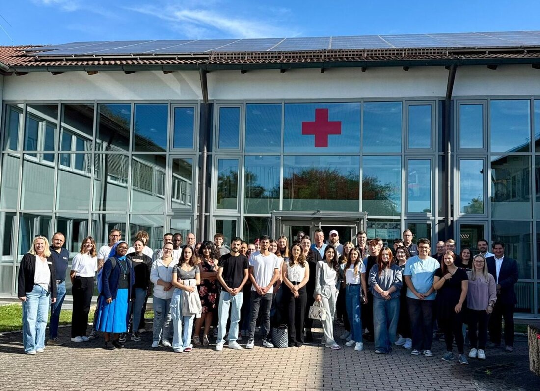 Weiden. Der BRK Kreisverband Weiden und Neustadt lud 44 neue Auszubildende und Bundesfreiwilligendienstleistende zum Starttag ein. Sie erhielten Einblicke und Führungen zum Start ihrer Laufbahn.