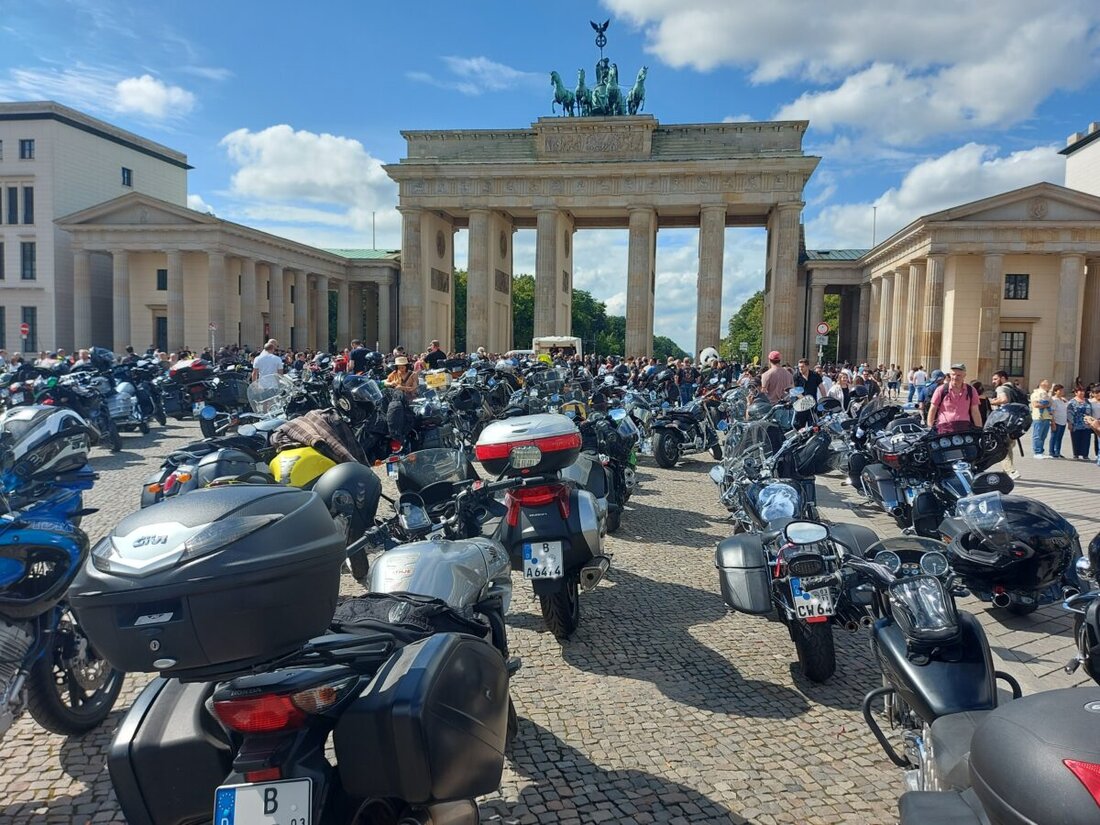 Berlin. Hunderte Motorradfahrer demonstrierten am 30. August 2025 bei der BU-Sternfahrt für ihre Rechte. Der Konvoi endete am Brandenburger Tor.