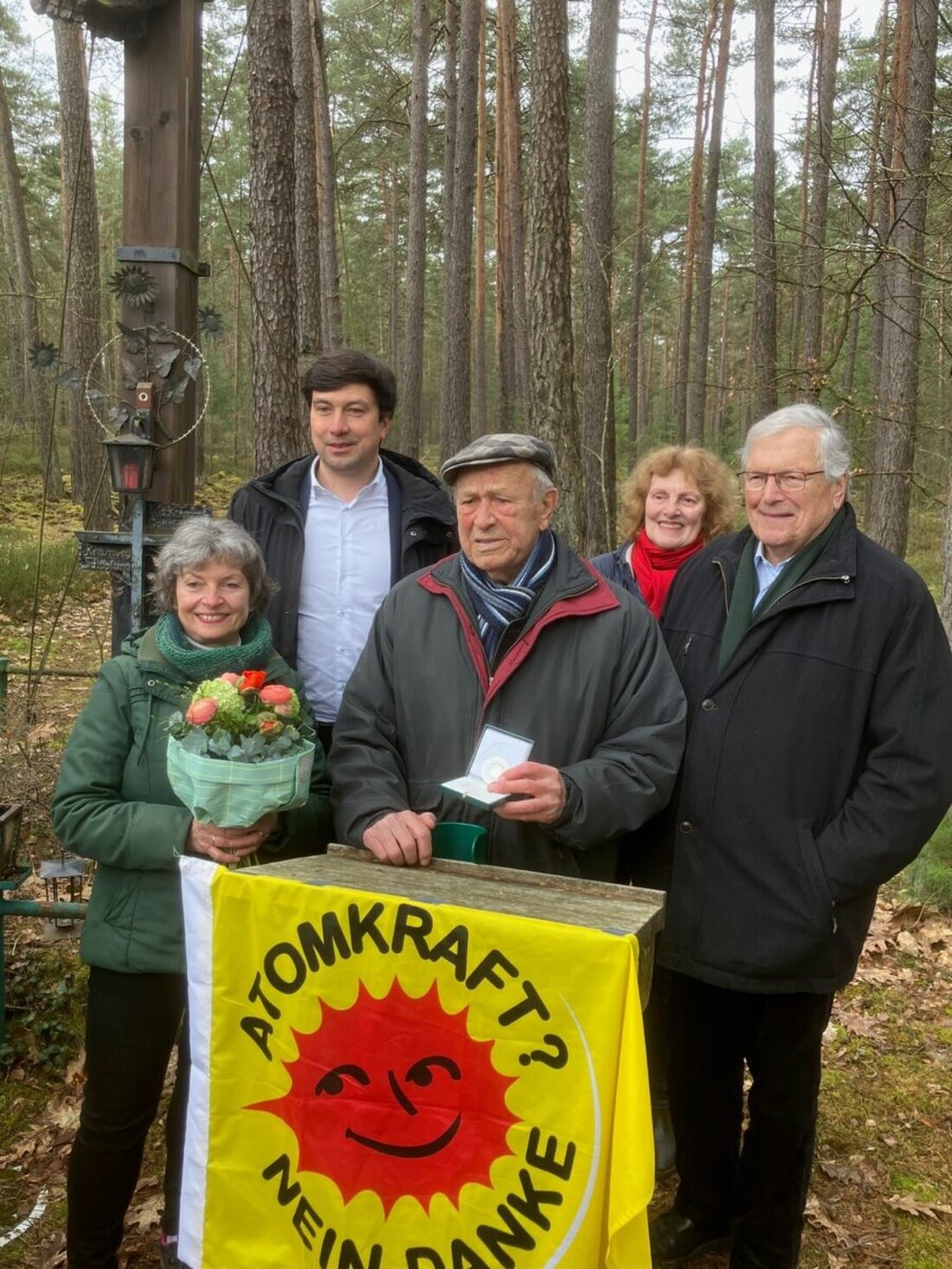 Wichtige Themen des BUND Naturschutz im Landkreis Schwandorf standen auf dem Besuchsprogramm des BN-Landesvorstands am Dienstag. Zum Gedenken an den Widerstand gegen die WAA am Franziskusmarterl bei Altenschwand war auch Altlandrat Hans Schuierer eingeladen. Er erhielt aus der Hand des BN-Vorsitzenden Martin Geilhufe die Bayerische Naturschutzmedaille.