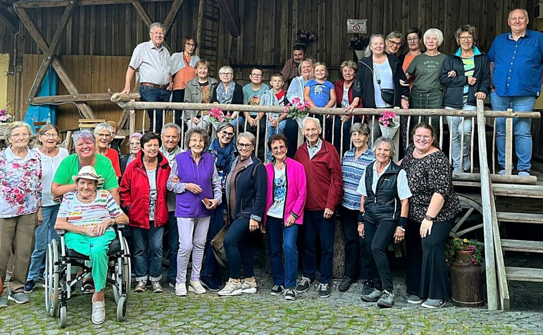 Weiden. Senioren des Behinderten- und Vitalsportvereins Weiden erkundeten bei sonnigem Wetter das Fichtelgebirge und den Ochsenkopf, inklusive Rodelbahnfahrt und Tretboot. Der Ausflug endete mit einem Abendessen in der Zoiglgaststätte Rechensimer.