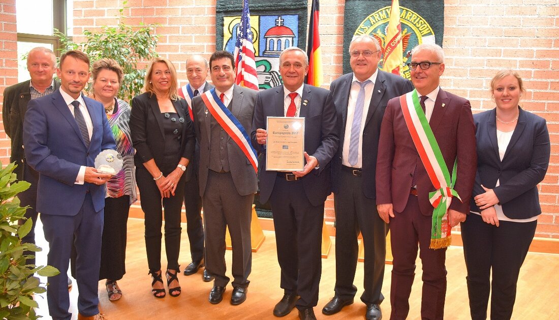 Weiden. Und der Gewinner ist… die Stadt Weiden: In seiner Funktion als Bezirkstagsvizepräsident verlieh Lothar Höher den Europapreis 2017 des „Instituts für europäische Partnerschaften und internationale Zusammenarbeit“ (IPZ) an die [&hellip;]