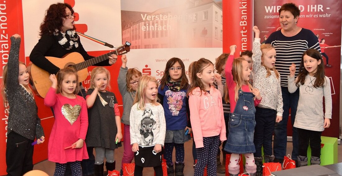Weiden. Geldregen für Weidener Schulen, Kitas, Horte und HPZ: Die Sparkasse Oberpfalz Nord übergab einen stolzen Scheck in Höhe von 12.500 Euro. Von Jürgen Wilke  Der Vorsitzende des Vorstandes der [&hellip;]