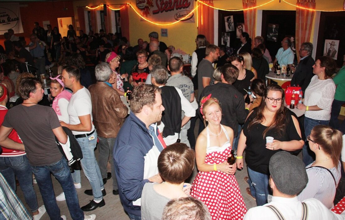 Schwarzenbach. Die Frisuren gegelt, die Haarbänder sitzen und die Petticoats schwingen im Takt der Musik. Die Schwarzenbacher feierten im vollen Sportheimsaal eine Party ganz im Sinne der 50er Jahre.  “Der [&hellip;]
