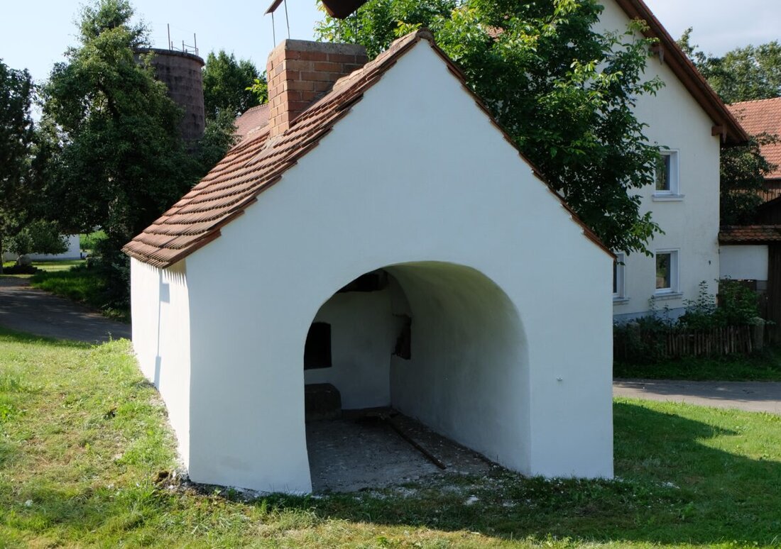 Floß. Der Waldverein zeigt sich zufrieden mit seiner Arbeit und Veranstaltungen, darunter die Sonnwendfeier und das Backofenfest, und plant weitere Ereignisse wie eine Waldweihnachtsfeier. Freiwillige Einsätze bereicherten den Verein, wie die Sanierung des Backofens in Schönbrunn und die geplante Aufstellung von Bänken.