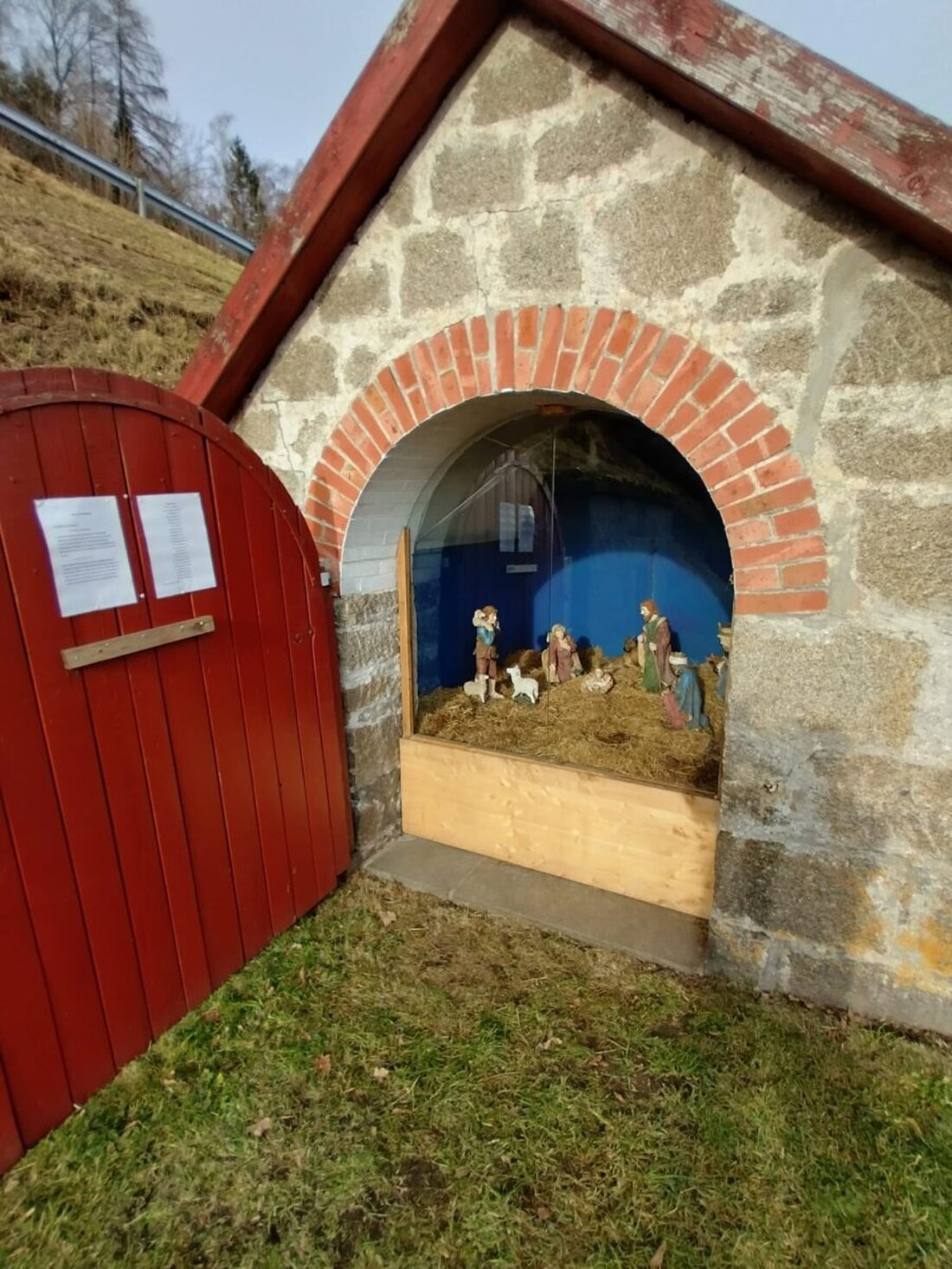 Flossenbürg. Zur Advents- und Weihnachtszeit zeigt der Oberpfälzer Waldverein eine besondere Krippe: Sie steht im historischen Dorfbackofen am Marktplatz. Die Backofenkrippe lädt tagsüber und nachts zu stillen Momenten ein.