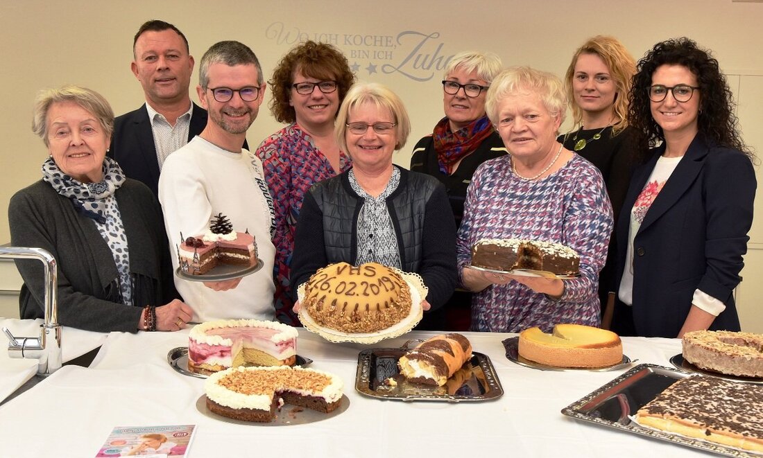 Weiden. Die Volkshochschule Weiden-Neustadt (vhs) war auf der Suche nach Omas Lieblingskuchen mit einem Rezept– und Backwettbewerb. Zehn eingesandte Rezepte schafften es in die zweite Runde und kämpften kürzlich um [&hellip;]
