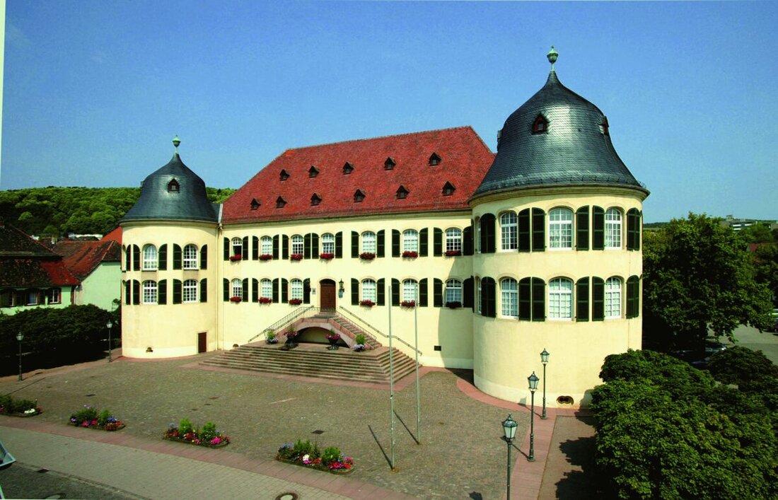 Amberg. Am 11. Juli 2026 lädt die Partnerstadt Bad Bergzabern zum Weinfest auf die Bleichwiese beim ACC, von 14 Uhr bis 22 Uhr. Seit 1935 verbindet beide Städte Freundschaft; bei schlechtem Wetter zieht das Fest ins ACC.