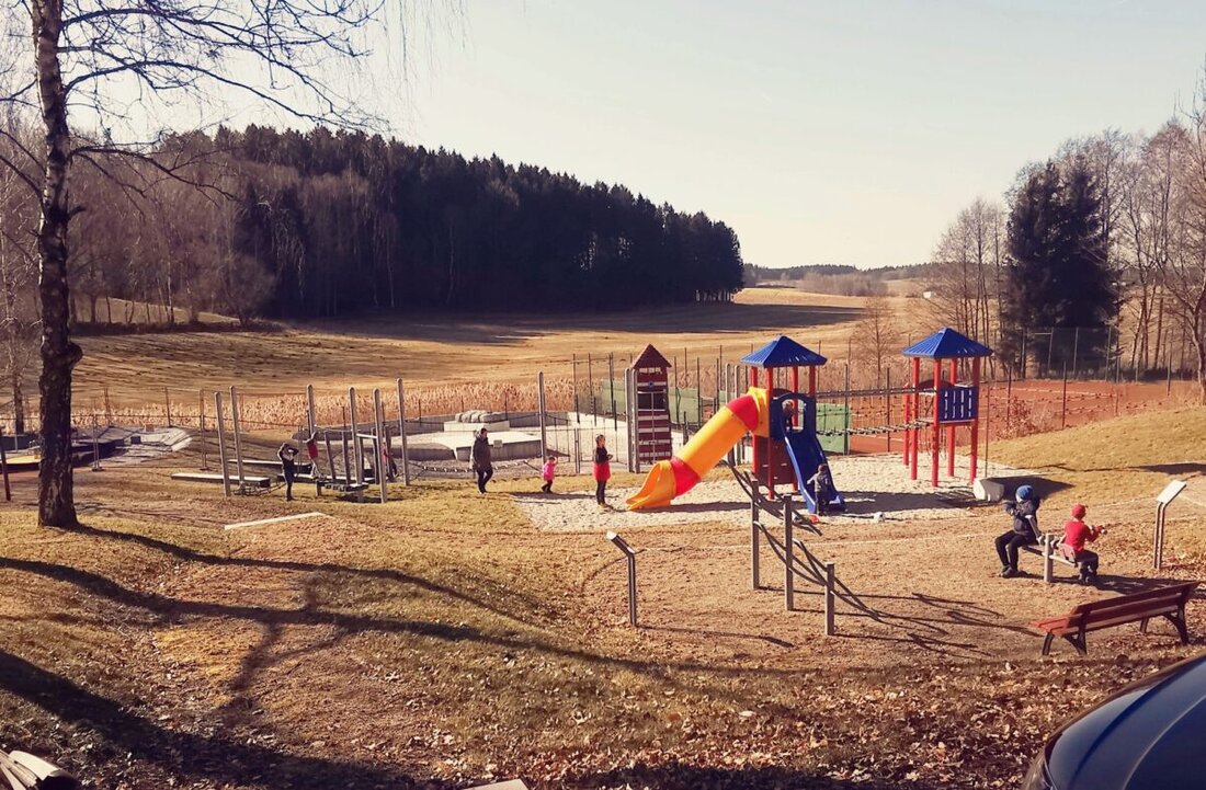 Eslarn. Ein Teil der Badeinsel am Freizeitgelände "Atzmannsee" wurde für die Öffentlichkeit zugänglich gemacht, während die Waterbecken weiterhin gesperrt bleiben.