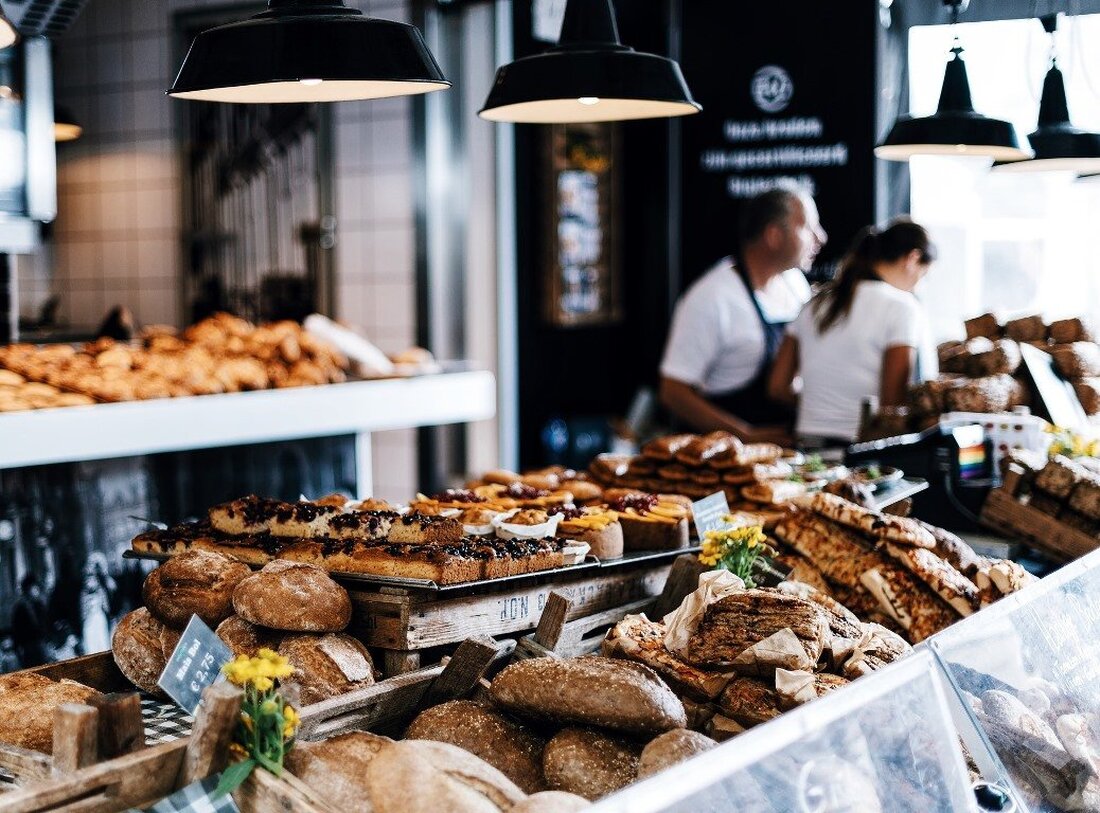 Mitterteich. Wüste Kraftausdrücke hat ein Mann einer Bäckereifachverkäuferin an den Kopf geworfen. Was ist da denn schief gelaufen?
