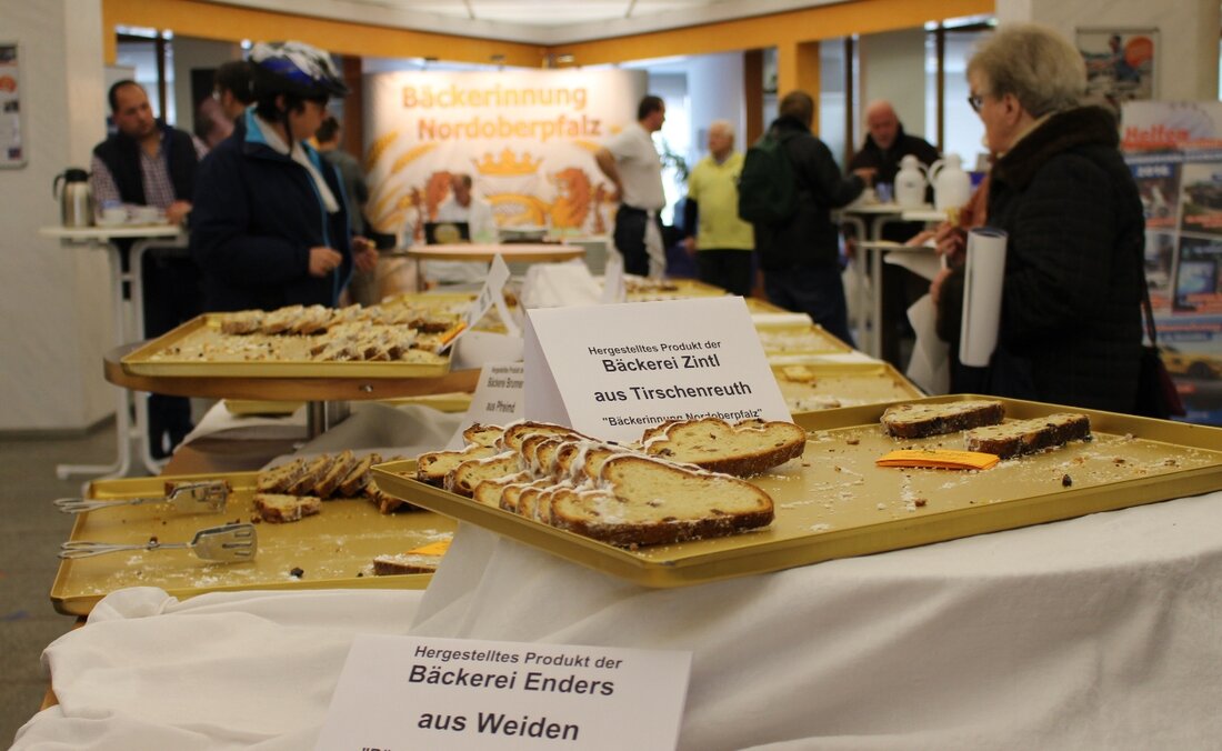 Weiden. Wenn es aus der Volksbank in Weiden wie in der Weihnachtsbäckerei durftet, dann ist es wieder soweit: Die Bäckerinnung Nordoberpfalz und Schwandorf laden zur alljährlichen Stollenprüfung ein. Ein Glück, [&hellip;]