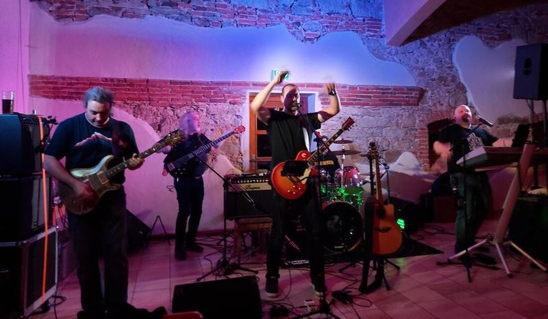 Bärnau. Bärnau rockt: Die Band “Timeless” brachte die Konzertbesucher im Gasthof “Zur Post” auf Touren.  Die fünf Musiker der Band „Timeless“ sorgten mit viel Herzblut für durchwegs gute Stimmung mit [&hellip;]