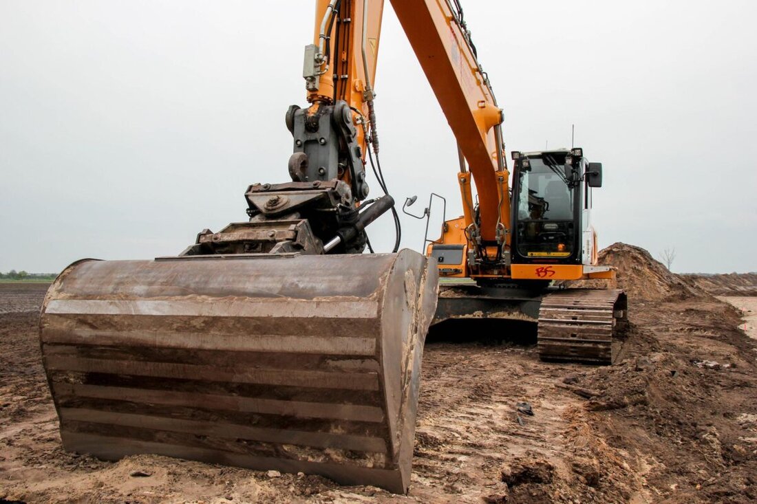 Amberg. Ab Montag, 3. November 2025, beginnt am Waldfriedhof Raigering die Neugestaltung des Haupteingangs mit ebenerdigem Zugang. Haupteingang und Teil des Parkplatzes sind gesperrt, Arbeiten dauern etwa sieben Wochen.