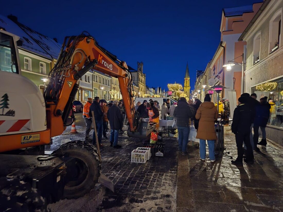 Kemnath.
Am Stadtplatz luden die Freien Wähler zum Baggerschaufelgrillen ein, bei dem Bratwürste auf einer präparierten Schaufel brutzelten.
Viele nutzten die Chance zum Austausch mit Kandidierenden.