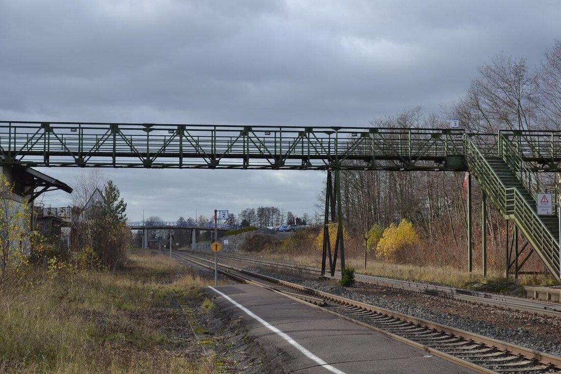 Immenreuth. In Immenreuth wächst zusammen, was zusammen gehört: Der Bahnsteig wird zur neuen Brücke verlegt. Versprochen wurde das schon 1996. Von Udo Fürst Es ist ein Bild des Jammers, den [&hellip;]