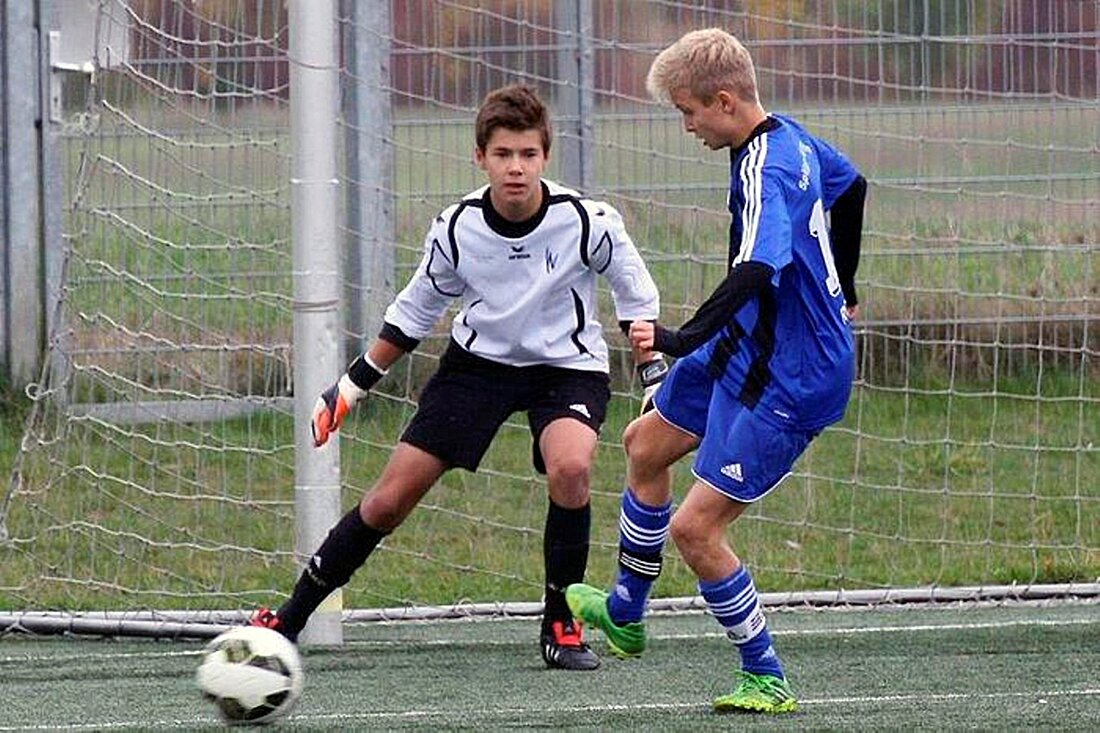 Weiden. Und hopp, und hopp, und… – Max Baierl hechtet nach links, dann nach rechts. Jedes Mal wehrt er den von Torwart-Trainer Jürgen Pankoff-Sosnowski scharf getretenen Ball sicher ab. Schuften [&hellip;]