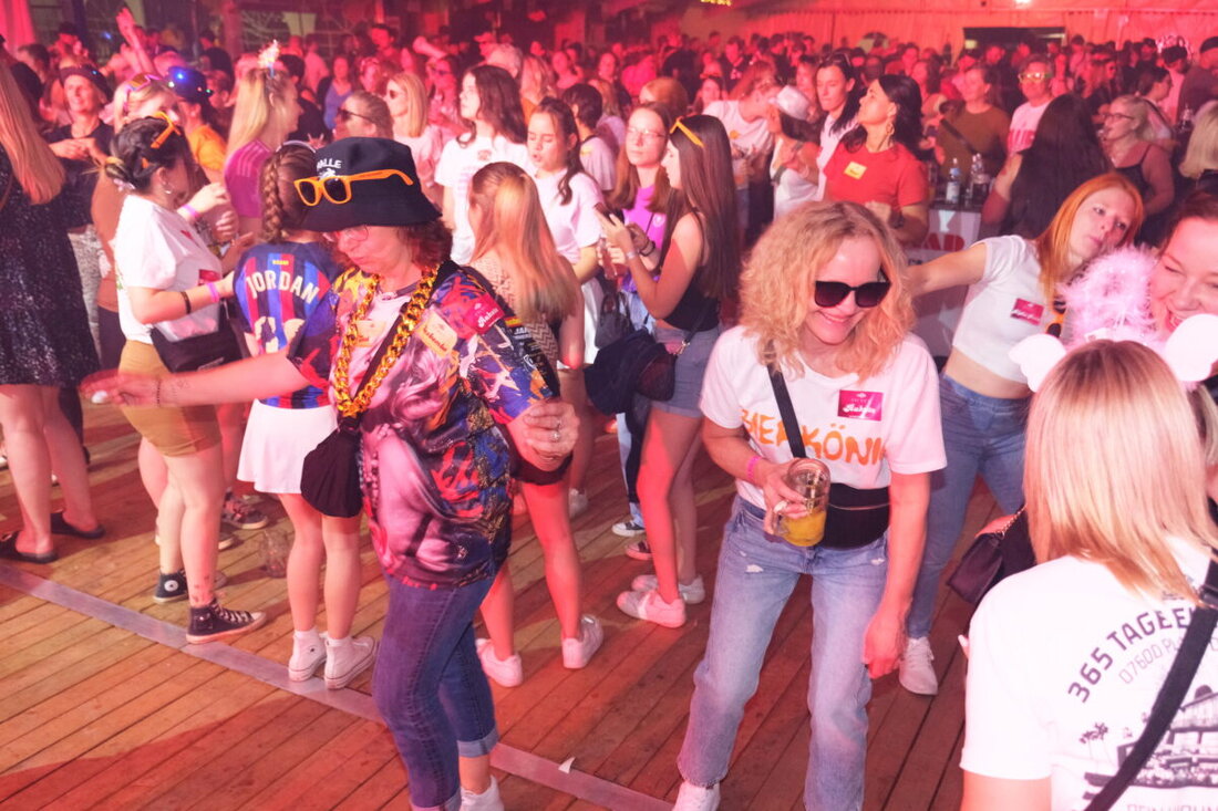 Tremmersdorf. Beim Feuerwehrjubiläum wurde das Festzelt zur Malle-Party, als Almklausi und Chris Mega die Menge anheizten. Selbst das Pokalfinale, bejubelt von Bayern-Fans, bremste die Stimmung nicht.