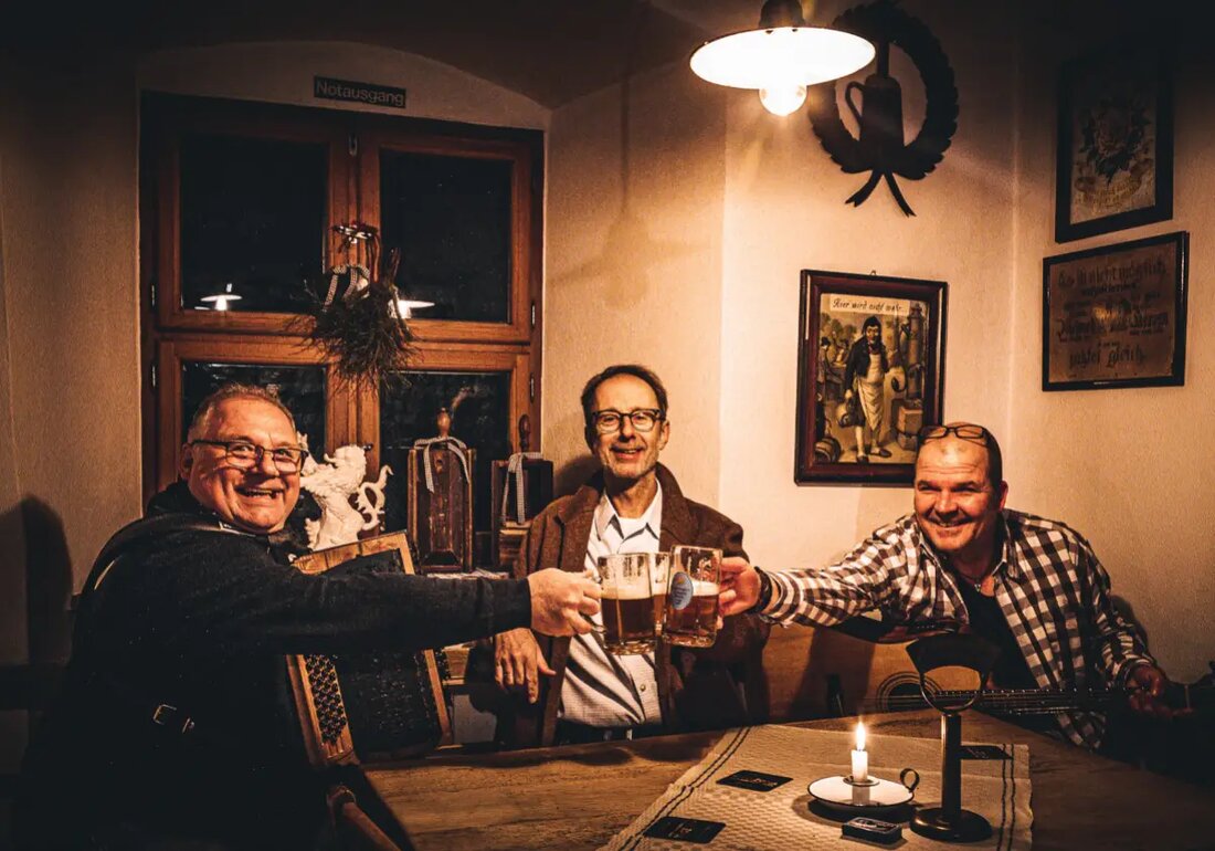 Windischeschenbach. Ein kommoder Abend mit heiteren Anekdoten und Kurzgeschichten wird vom Schafferhof in Windischeschenbach / OT Neuhaus, Schafferhof präsentiert. Tickets sind auf okticket.de erhältlich.