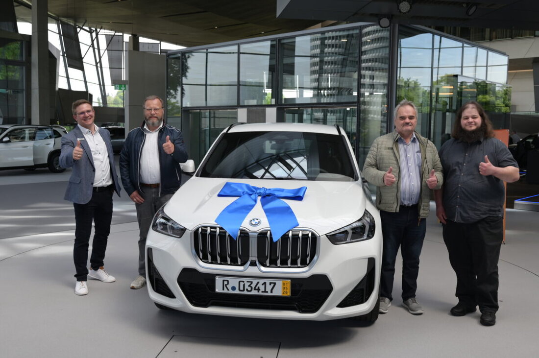Auerbach. Beim Gewinnsparen der Raiffeisenbank Auerbach-Freihung gewann Herbert Gößwein aus Penzenreuth einen BMW X1. Die Übergabe erfolgte Ende April in der BMW Welt München und die Bank gratulierte herzlich.
