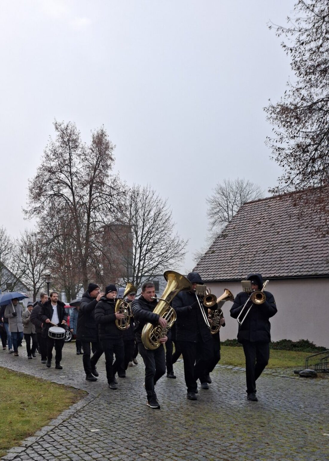 Neudorf b. Luhe-Wildenau. Am 4. Dezember feiert das Dorf sein Barbarafest: Hochfest der Kirche St. Barbara mit Gottesdienst, acht Vereinen und dem Zug zum Gasthaus Schärtl. Prominente Gäste und Zusammenhalt prägen den Tag.