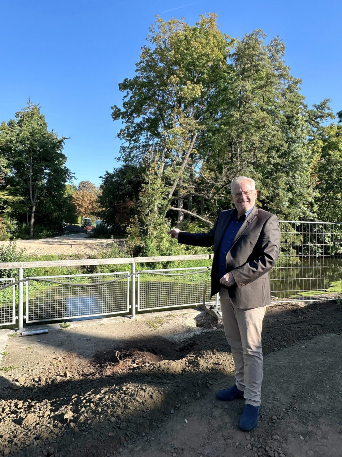 Schwandorf. Die barrierefreie Fußgängerbrücke über die Naab zum Stadtpark wird gebaut und verbessert die Anbindung der Innenstadt. Fertigstellung im Februar 2026, Kosten rund 750.000 Euro.