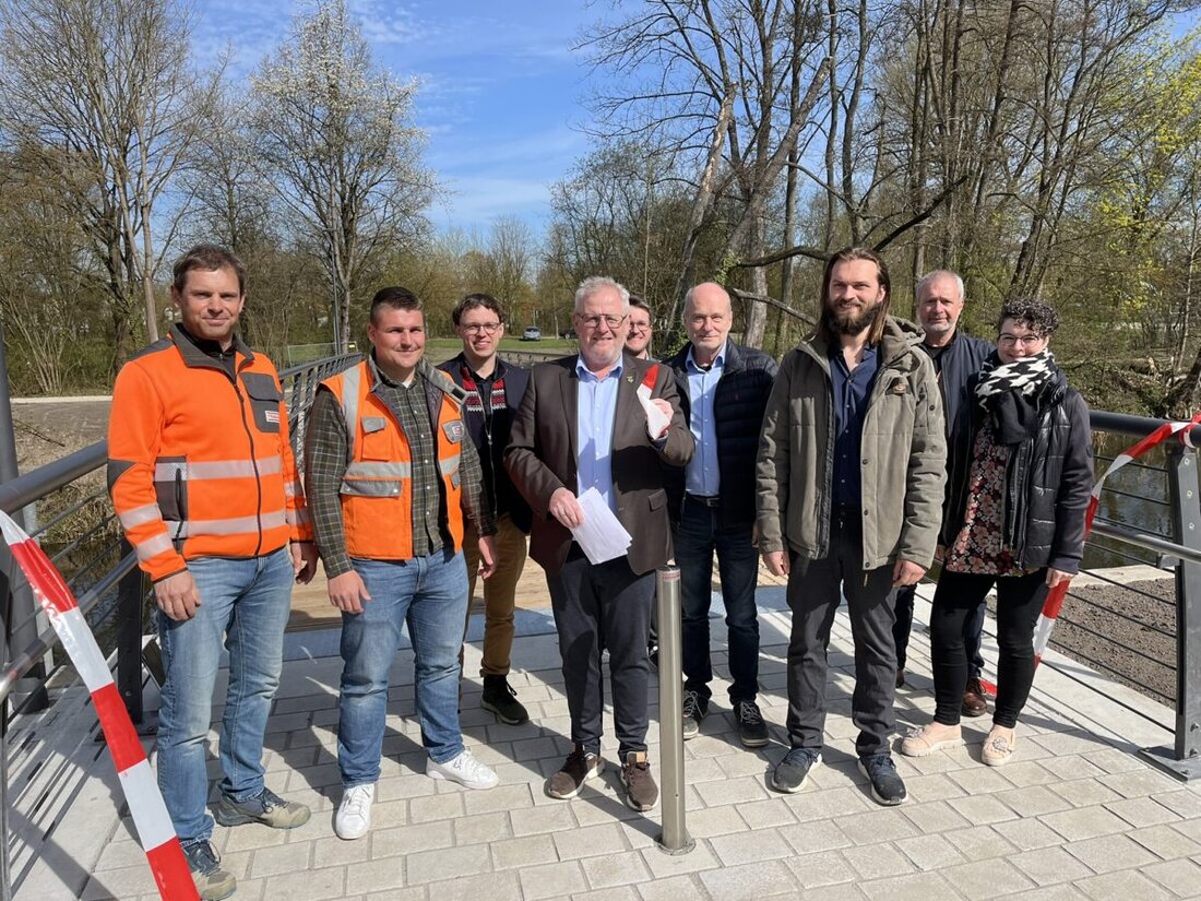 Schwandorf. Nach acht Monaten Bauzeit ist der neue, barrierefreie Fußgängersteg zum Stadtpark eröffnet. Die 26 Meter lange und 3,5 Meter breite Brücke verbindet den Adolph-Kolping-Platz mit dem Park und fügt sich naturnah ein.