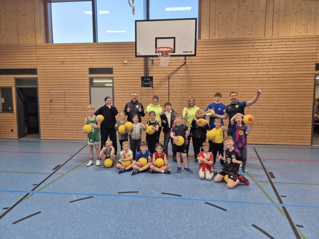 Mantel. Das Basarteam Mantel unterstützt die neue Basketballabteilung der TSG Mantel-Weiherhammer mit einer Spende für Trikots. Die Kinder trainieren dienstags von 16.15 bis 17.15 Uhr. Neulinge sind willkommen.