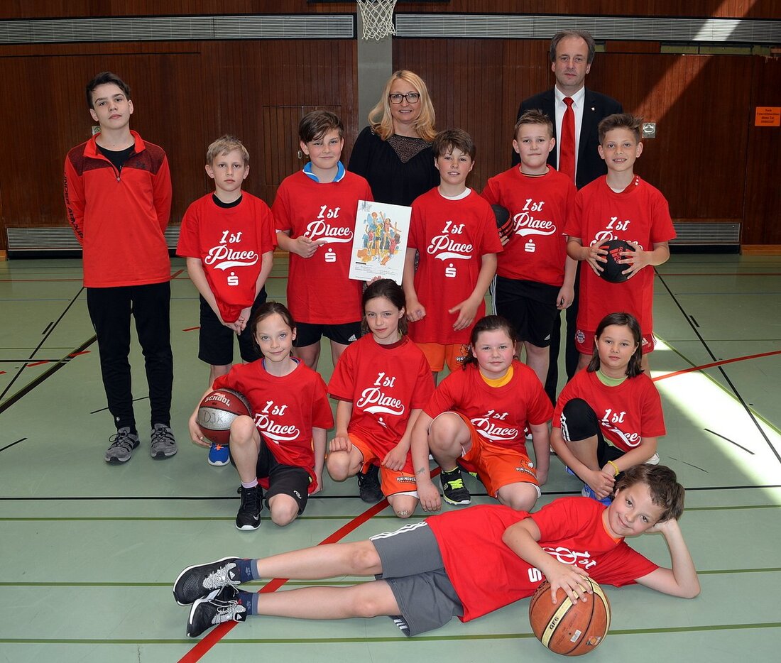 Neustadt/WN. Beim Basketball-Grundschul-Cup traten die Korbjäger der Grundschulen in Altenstadt/WN, Neustadt/WN, Parkstein und Püchersreuth in der Dreifachturnhalle des Gymnasiums gegeneinander an. Insgesamt sechs Mannschaften rangen um die Punkte. Um die [&hellip;]