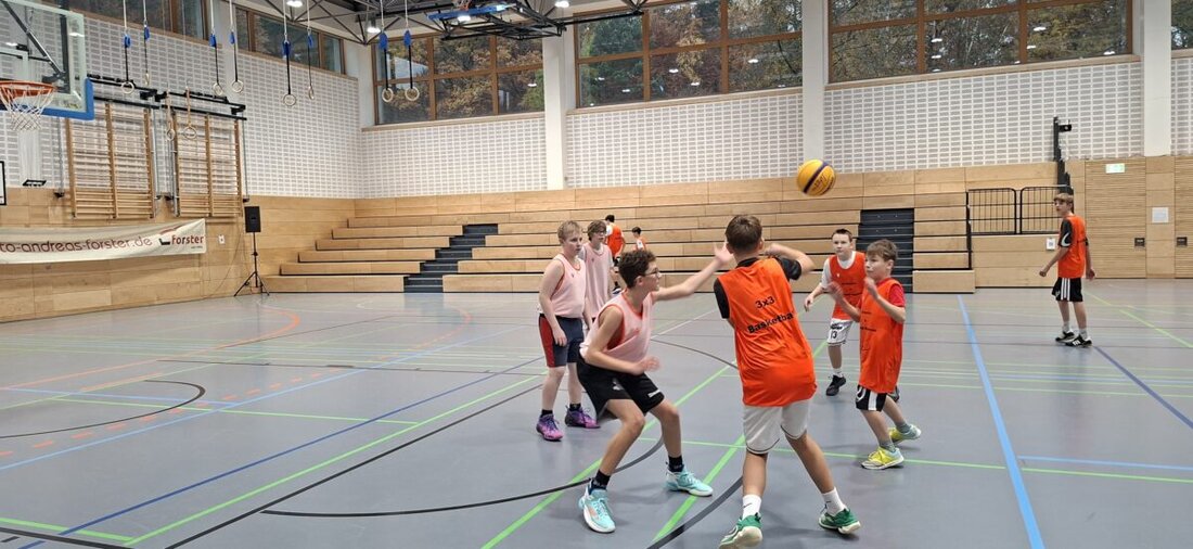 Neustadt/WN. Ein sportlicher Besuch aus Kralovice bringt Basketball, Fairplay und Nähe in die Turnhalle: Gemischte Teams spielen drei-gegen-drei; das Publikum jubelt. Es ist der Auftakt einer wachsenden Städtefreundschaft.