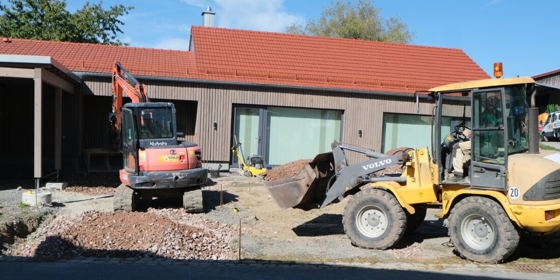 Floß. Die Bauarbeiten am Gemeinschaftshaus Kalmreuth gehen in die Schlussphase: Baufahrzeuge finalisieren derzeit die Außenanlagen. Ziel ist, das über 400.000 Euro teure Projekt noch in diesem Haushaltsjahr abzurechnen.
